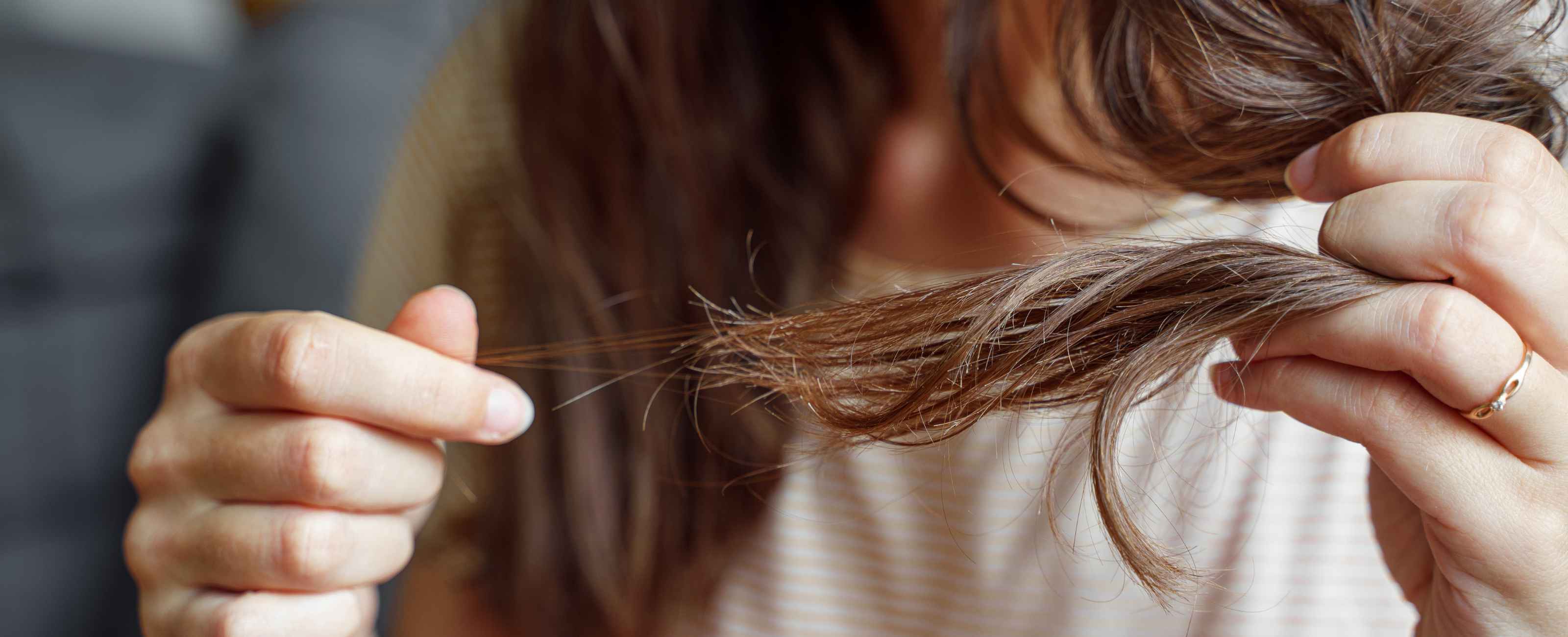 Quelques astuces peuvent aider à épaissir et donner du volume aux cheveux fins.